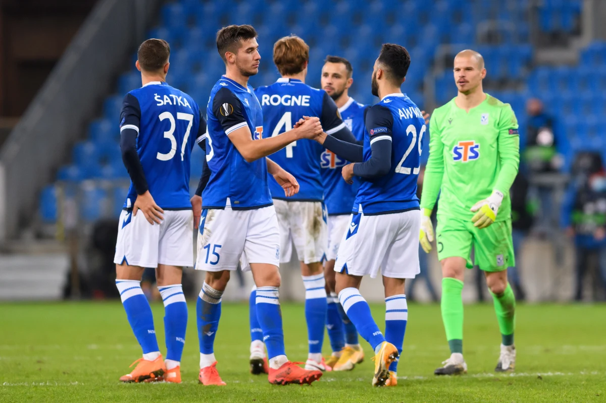 Jedni mieli walczyć w Lidze Mistrzów, ale okazali się europejskimi pariasami. Drudzy, po pięcioletnim przestoju, wkroczyli na razie do przedsionka europejskiego salonu. Zaczęto się tam im nawet kłaniać. Dziś oba zespoły zagrają o prestiż i cenne punkty na krajowym podwórku. Przed nami klasyk: Legia Warszawa – Lech Poznań. O sytuacji w obu klubach i przewidywaniach przed dzisiejszym spotkaniem z byłym piłkarzem Legii Warszawa Jackiem Cyzio rozmawiał Paweł Pawłowski z redakcji sportowej RMF FM. 