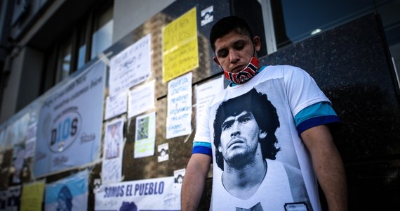 Argentyńska legenda futbolu Diego Maradona pozostanie w szpitalu co najmniej do poniedziałku. We wtorek słynny piłkarz przeszedł operację mózgu - krwiaka podtwardówkowego.