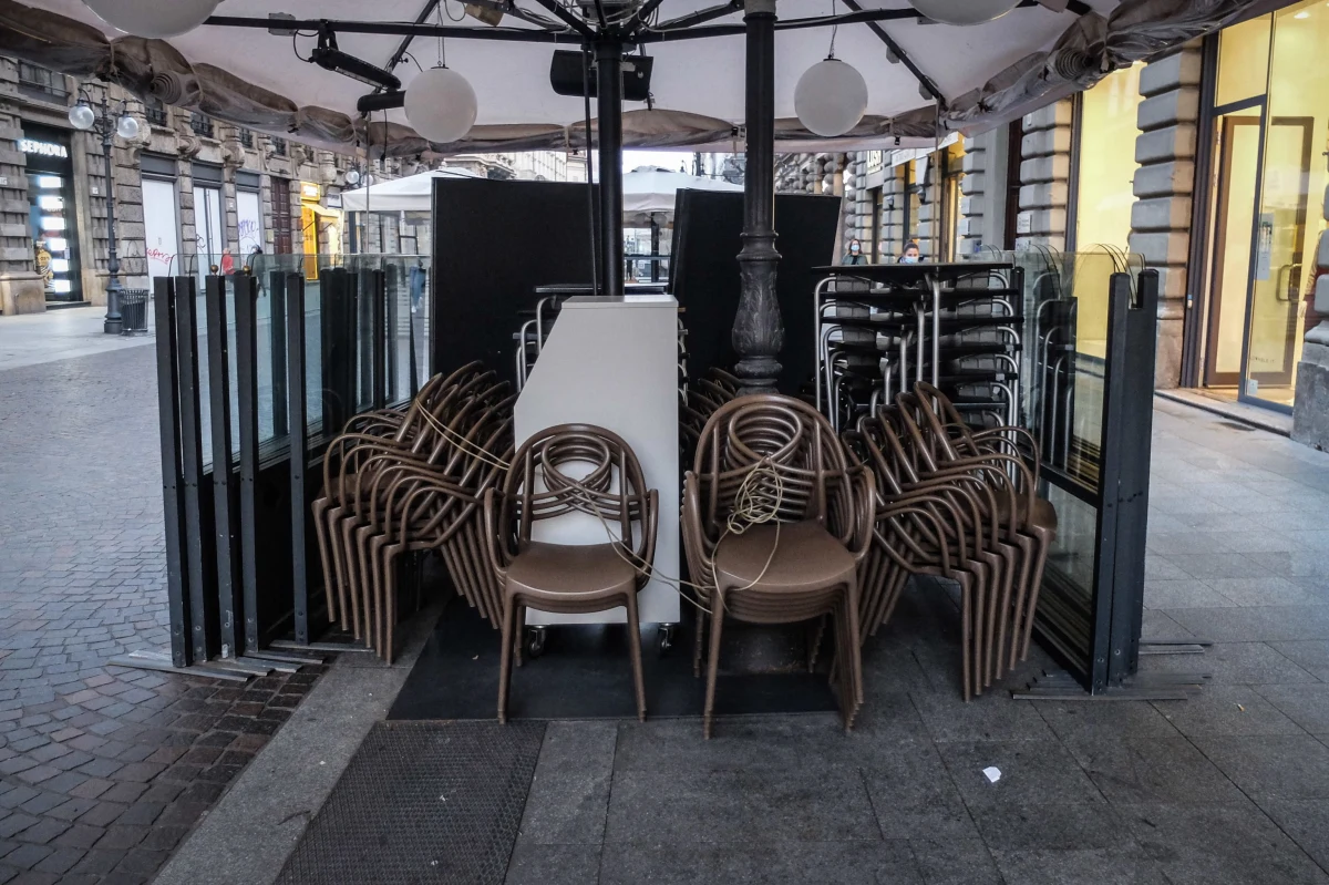 Od poniedziałku będzie widać, czy pierwsze obostrzenia coś dały – przekonuje specjalista w dziedzinie mikrobiologii i wirusologii prof. Włodzimierz Gut. Wskazał, że cały czas powinniśmy przestrzegać już obowiązujących zasad sanitarnych. "A najlepiej nie wychodzić" – dodał.