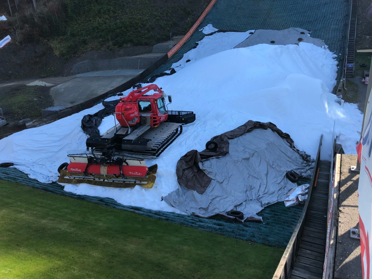 Za dwa tygodnie odbędą się pierwsze w sezonie zawody Pucharu Świata w skokach narciarskich. Po raz czwarty rywalizacja o Kryształową Kulę rozpocznie się na skoczni w Wiśle Malince. Na obiekcie im. Adama Małysza trwa sztuczne naśnieżanie obiektu. "Ze wszystkim zdążymy" – zapewnia dyrektor obiektu Andrzej Wąsowicz.