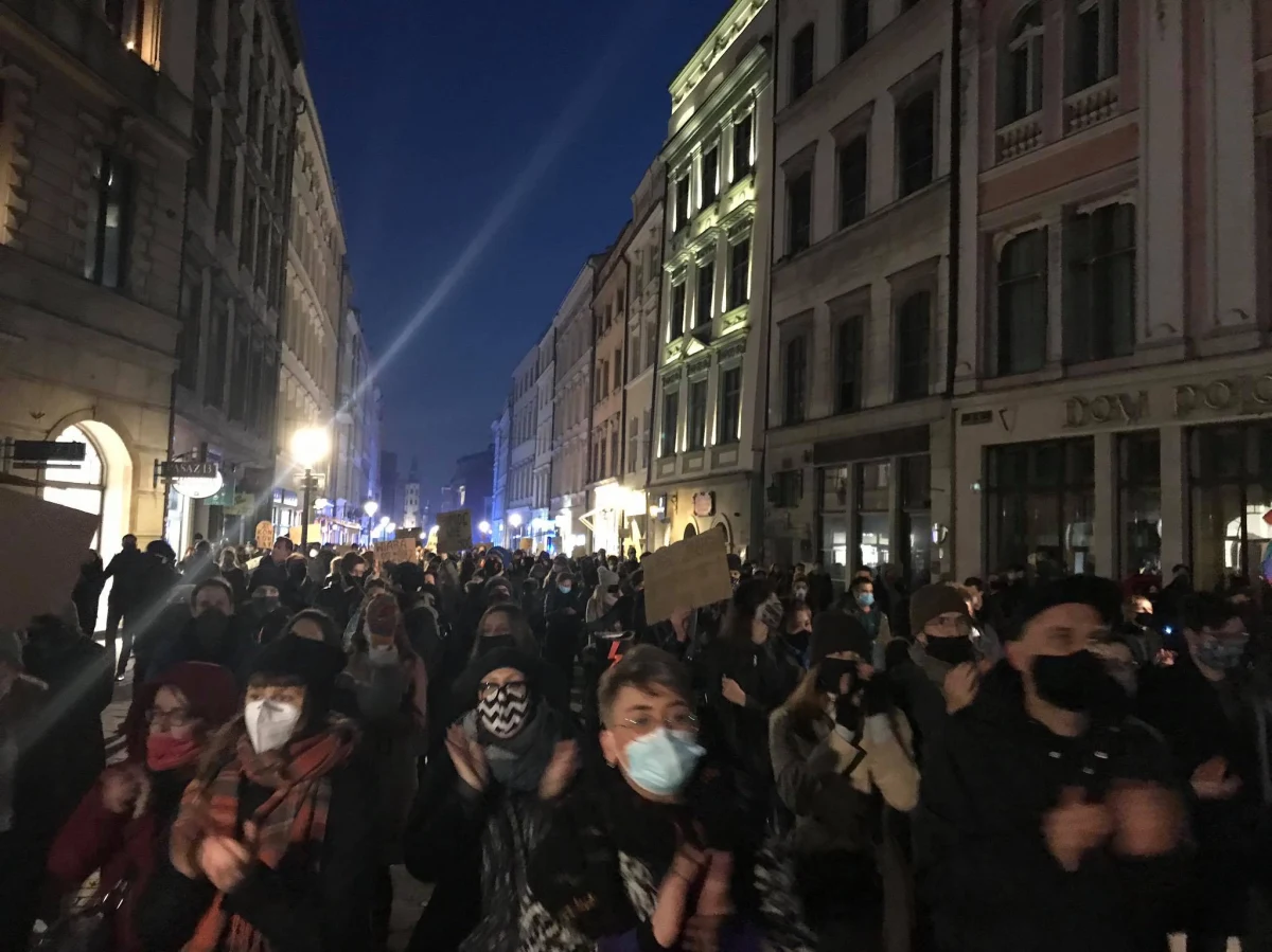 Polacy znów wyszli na ulice, by protestować przeciwko zaostrzaniu prawa aborcyjnego. "Ufać kobietom" - to jedno z haseł, jakie przynieśli na transparentach uczestnicy demonstracji w Krakowie. W Łodzi reporterka RMF FM Magdalena Grajnert usłyszała od jednej z protestujących: "Nie ma zmęczenia, to jest zbyt ważna sprawa. Mam w domu nastolatka, który za kilka lat być może będzie musiał stanąć przed takim wyborem - więc chcę, żeby mieli wybór".