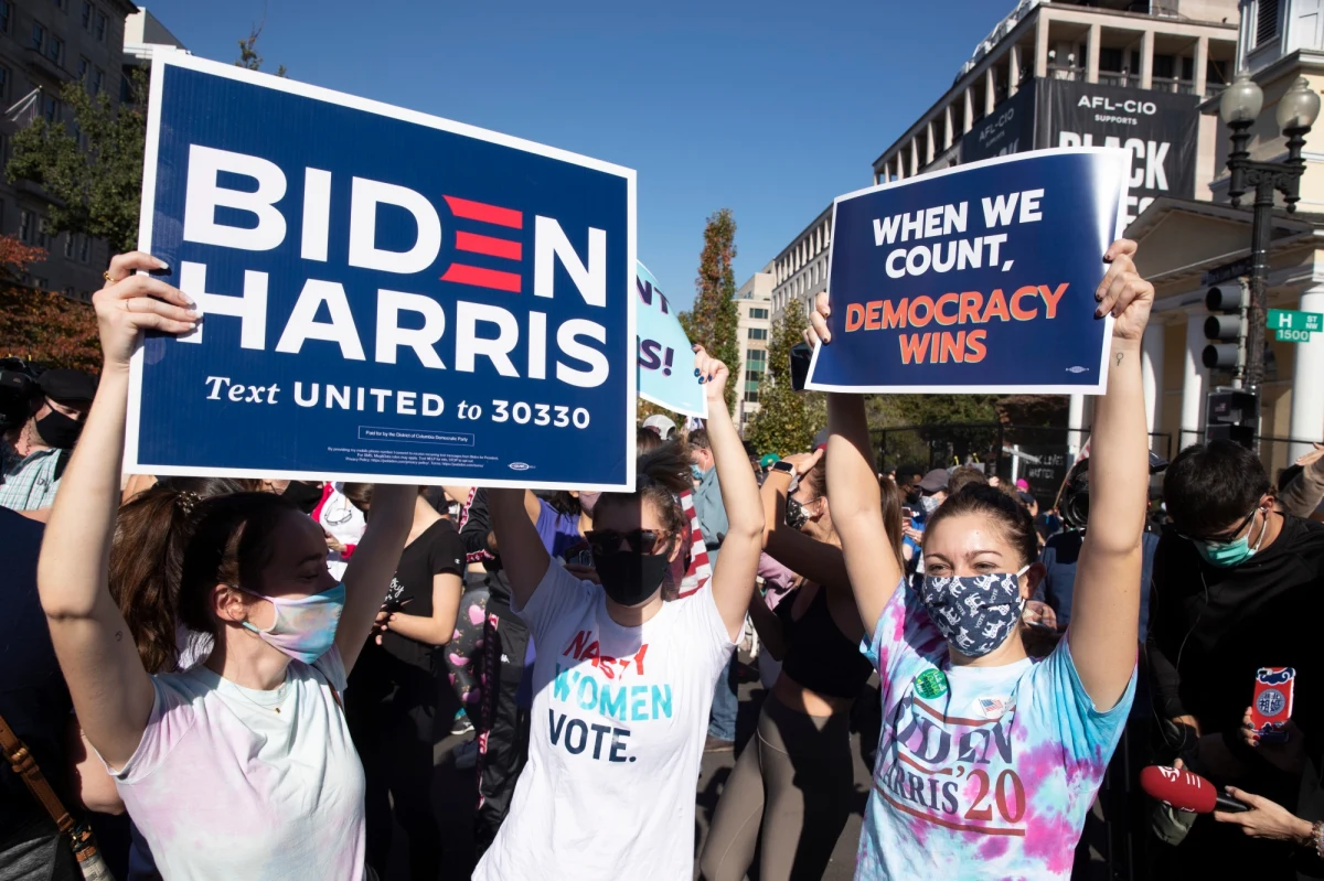 Nieoficjalne informacje o zwycięstwie Joe Bidena w wyborach prezydenckich w USA wywołały lawinę komentarzy na całym świecie. Jak do tych doniesień odnoszą sie polscy politycy? "Wybór prezydenta Bidena to jest taki powiew świeżości zza oceanu, który wierzę głęboko, że przyniesie też powiew demokratycznej świeżości w Europie i w Polsce" - stwierdził szef klubu Lewicy Krzysztof Gawkowski. "To bardzo dobra wiadomość dla Polski, gorsza dla PiS-u" - ocenił wicemarszałek Sejmu Piotr Zgorzelski z Polskiego Stronnictwa Ludowego. "Szanujemy demokratyczny wybór Amerykanów, tak jak oczekujemy od naszych partnerów szacunku dla demokratycznych wyborów Polaków. Oczywiście będziemy robić wszystko, żeby mieć z naszym partnerem dobre przyjacielskie stosunki" - oświadczył wicerzecznik Prawa i Sprawiedliwości Radosław Fogiel.