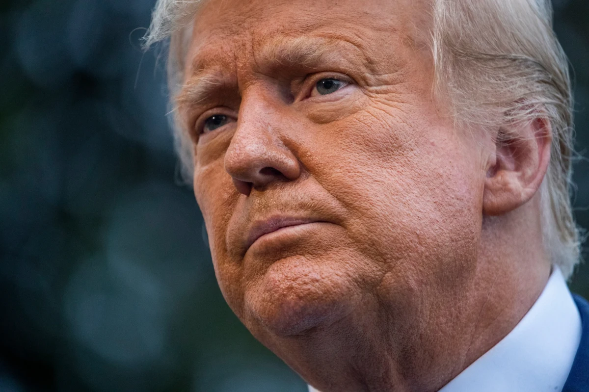 Wyścig do Białego Domu jest "daleki od zakończenia" - ogłosił prezydent USA Donald Trump w oświadczeniu, opublikowanym przez jego sztab wkrótce po tym, jak Joe Biden ogłoszony został przez najważniejsze amerykańskie media zwycięzcą wyborów prezydenckich w Stanach Zjednoczonych. To wciąż nieoficjalne wyniki, a urzędujący prezydent-miliarder nie zamierza składać broni: zapowiedział już batalię sądową. "Nie spodziewajcie się, że Donald Trump w najbliższym czasie zaakceptuje rzeczywistość i uzna swoją porażkę" - taki głos ze źródeł wewnątrz prezydenckiego sztabu zacytowała stacja CNN.