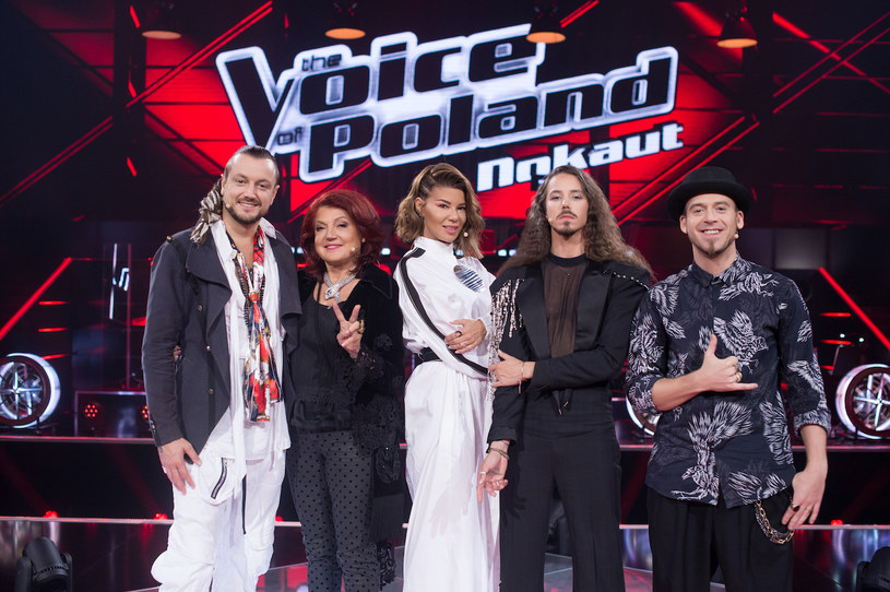 Zapowiedzi występów trenerów ze swoimi uczestnikami w finale "The Voice of Poland" wzbudziły ogromne kontrowersje wśród widzów. Wszystko przez brak maseczek gwiazd w miejscach publicznych. 
