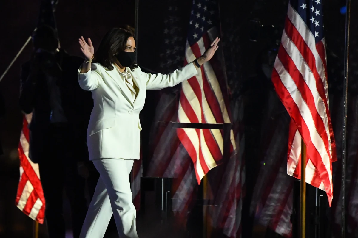 Kamala Harris już zapisała się w historii USA. Dzięki zwycięstwu Joe Bidena w wyborach będzie pierwszą kobietą, Afroamerykanką i pierwszą osobą południowoazjatyckiego pochodzenia na stanowisku wiceprezydenta Stanów Zjednoczonych. A niewykluczone, że za cztery lata go zastąpi.