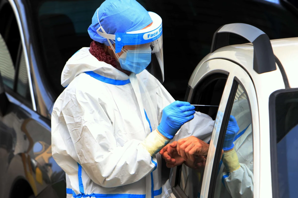 Ministerstwo Zdrowia informuje o nowych 24 785 przypadkach zakażenia koronawirusem. Zmarło kolejnych zakażonych 236 osób. Aktualny bilans epidemii koronawirusa w Polsce to 546 425 zakażonych oraz 7872 chorych, którzy zmarli na Covid-19.