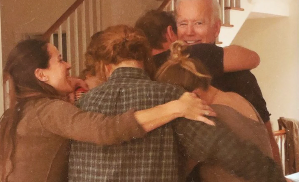 To zdjęcie obiegło cały świat. Zostało zrobione przez wnuczkę Joe Bidena, Naomi. Uchwyciła ona radość Bidenów na wiadomość, że głowa ich rodziny będzie głową państwa.