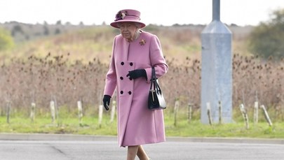 Królowa Elżbieta II po raz pierwszy pokazała się w maseczce 