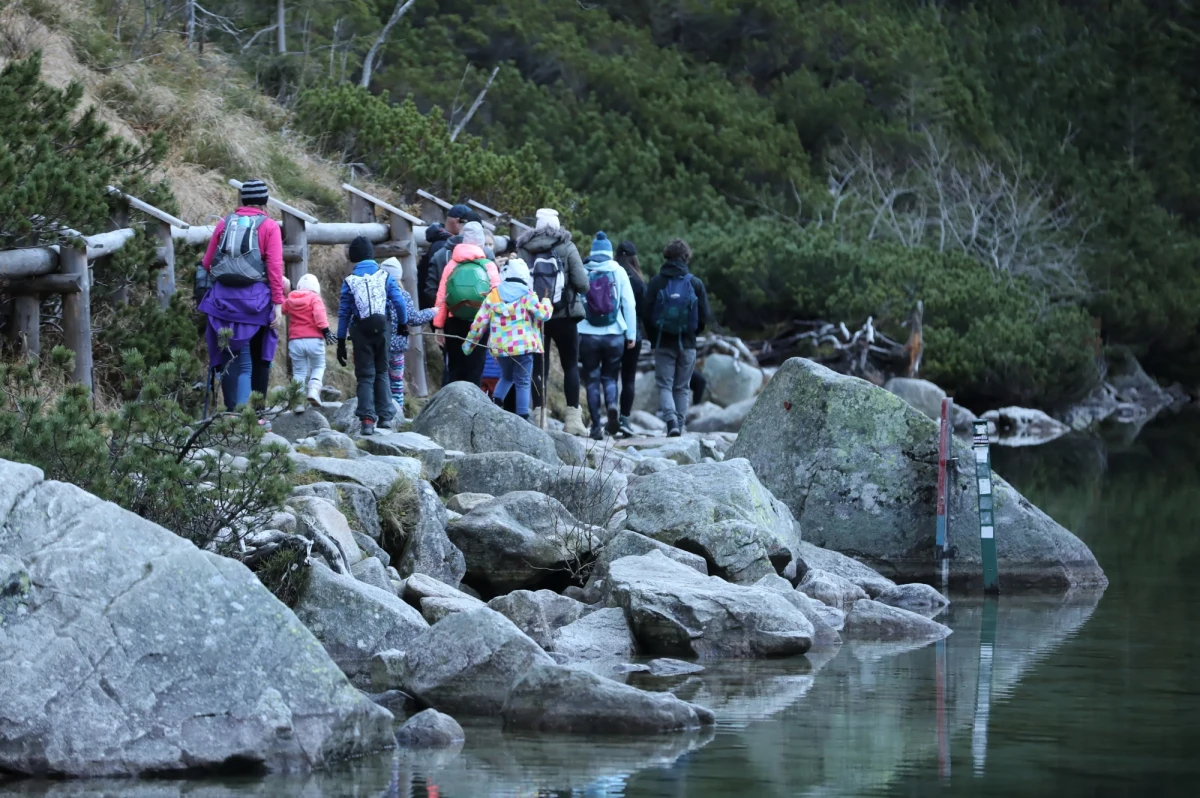 Akcja ratownicza na Rysach. Toprowcy ruszyli na pomoc turystom, których zaskoczyła w górach pogoda. To kolejna akcja ratowników TOPR w czasie tego weekendu. 