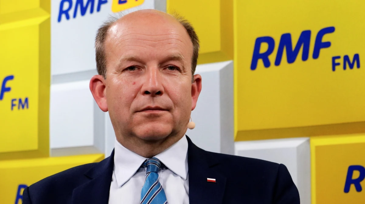 „To ciężka choroba, ale na szczęście mam to za sobą (…)” – mówił o zachorowaniu na Covid-19 w Porannej rozmowie w RMF FM Konstanty Radziwiłł. Były minister zdrowia przyznał, że przejście choroby dało mu kolejny argument do walki z osobami, które nie wierzą w pandemię.  „Ciągle są wokół nas tacy, którzy uważają, że to wszystko jest wymyślone, spisek. Ja oczywiście nie należałem do niedowiarków i nie musiałem zachorować, żeby się przekonać, że to ciężka choroba, ale takie osobiste doświadczenie dodaje jeszcze tych argumentów, które niestety ciągle padają w przestrzeni publicznej nad czym ubolewam, bo niewątpliwie to się jakoś przekłada na sposób zachowania, który jest ryzykowny” – stwierdził wojewoda mazowiecki. 