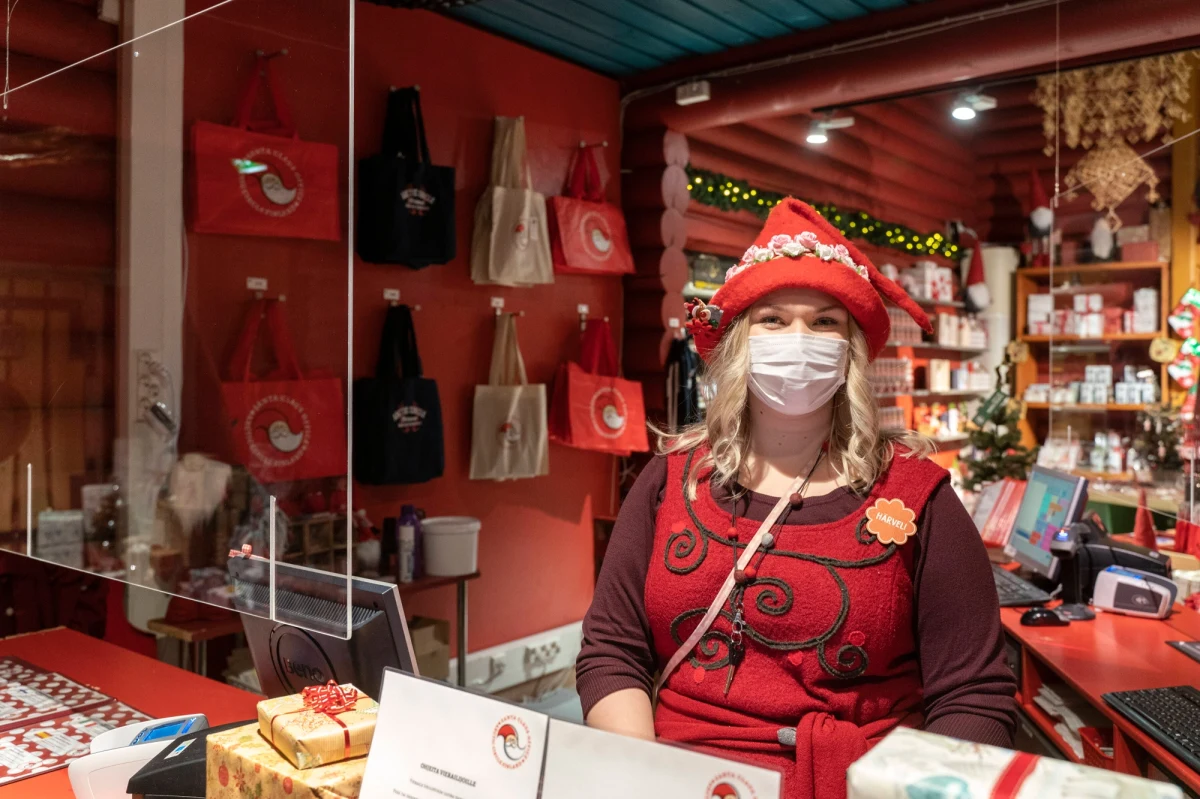 "Już czas, aby rozpocząć oczekiwanie na magiczny okres świąt Bożego Narodzenia; nie możemy zapomnieć o pandemii, ale nie może nas to powstrzymać od cieszenia się tą najbardziej wyjątkową chwilą w roku" – powiedział święty Mikołaj prosto z kręgu polarnego.