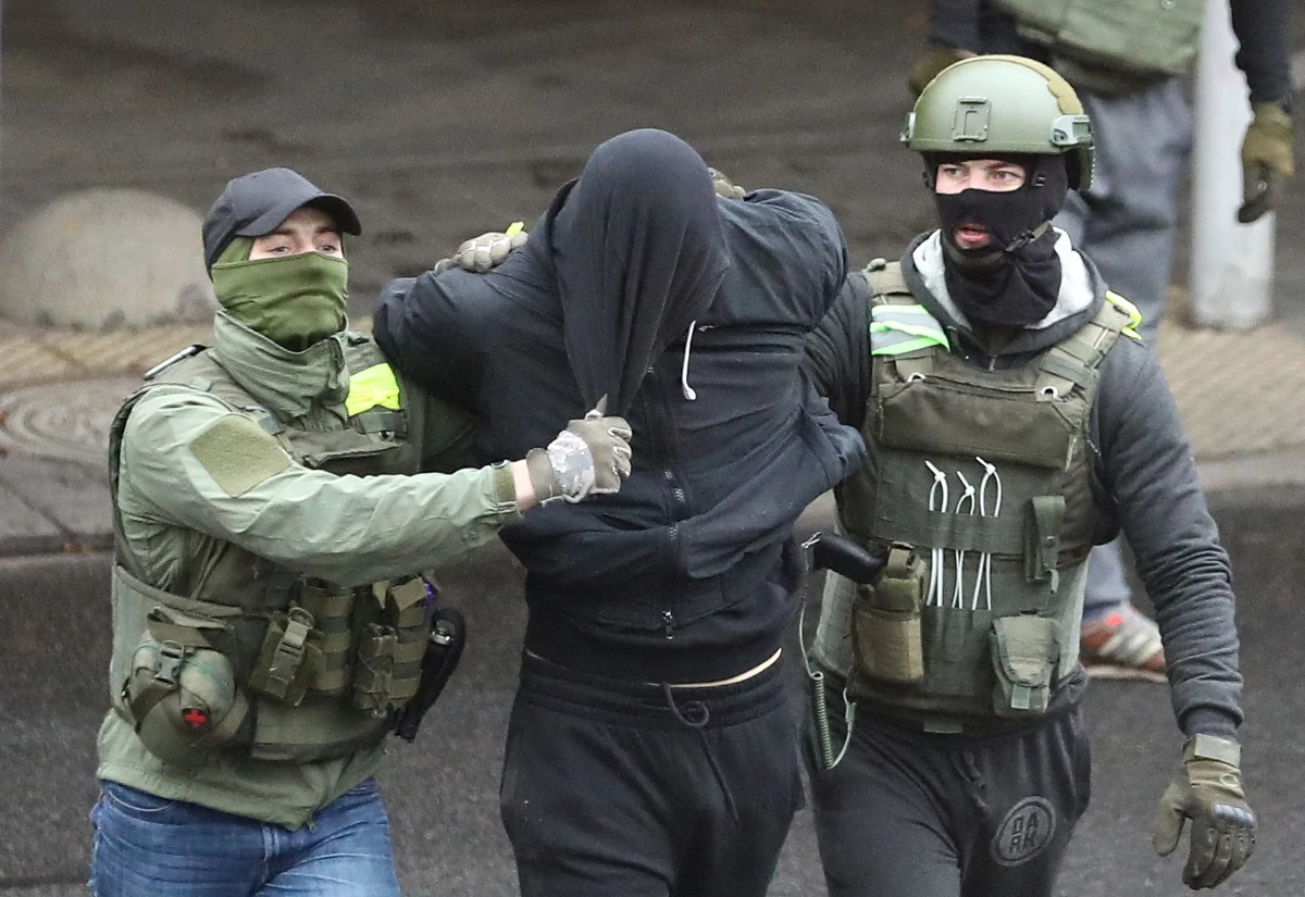 Ponad 800 ludzi zostało zatrzymanych w Mińsku podczas protestów przeciwko Alaksandrowi Łukaszence i jego zwycięstwu w - sfałszowanych, jak uważają protestujący - sierpniowych wyborach prezydenckich: taką informację przekazało późnym wieczorem białoruskie Centrum Praw Człowieka "Wiasna", dodając, że niektórzy z aresztowanych zostali już zwolnieni. Wśród zatrzymanych są znani sportowcy: srebrny medalista olimpijski w dziesięcioboju z 2008 roku Andrej Krauczanka i wielokrotny mistrz Białorusi w kick-boxingu i tajskim boksie Iwan Hanin, a także Miss Białorusi z 2008 roku Wolha Chiżynkowa.