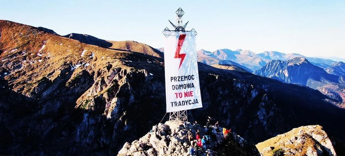 Banner z hasłem "Przemoc domowa to nie tradycja" i czerwoną błyskawicą - symbolem Ogólnopolskiego Strajku Kobiet - zawisł na krzyżu na Giewoncie. Jak informuje Strajk Kobiet Podhale, po akcji został zdjęty.