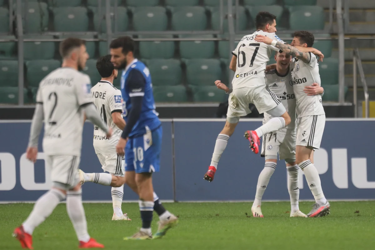 W najciekawiej zapowiadającym się meczu 9. kolejki piłkarskiej Ekstraklasy - a być może i całej rundy jesiennej - piłkarze Legii Warszawa pokonali na własnym stadionie Lecha Poznań 2:1. Szlagier nie rozczarował: drużyny stworzyły ciekawe widowisko, w którym nie brakowało dramaturgii.