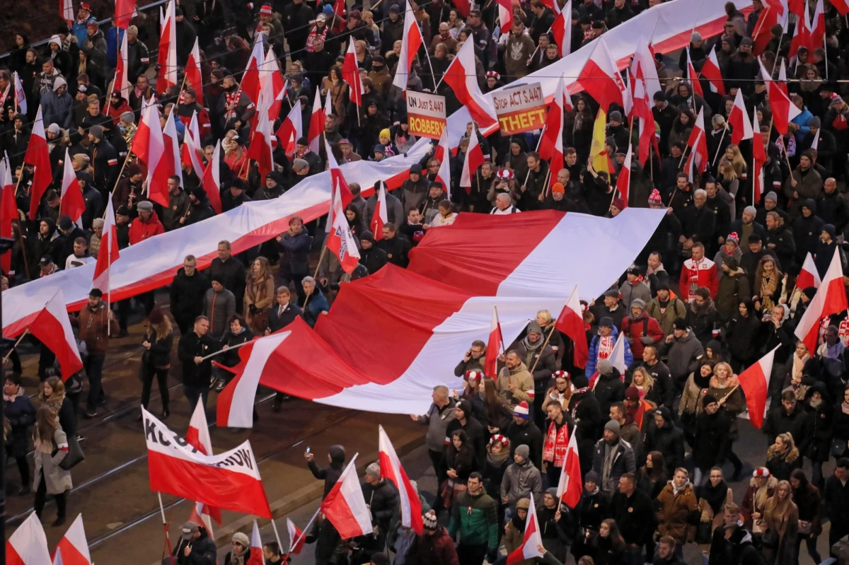 W tym roku Marsz Niepodległości będzie zmotoryzowany - poinformował na Twitterze prezes Stowarzyszenia Marsz Niepodległości Robert Bąkiewicz. "Zapraszamy wszystkich patriotów na godz. 14 na rondo Romana Dmowskiego" - napisał.