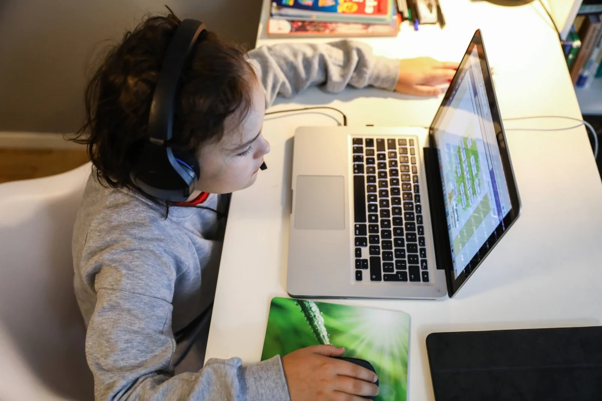 Od poniedziałku ponownie przysługuje dodatkowy zasiłek opiekuńczy. Można się o niego starać m.in. w razie zamknięcia z powodu Covid-19 żłobka, klubu dziecięcego, przedszkola, szkoły lub innej placówki, do której uczęszcza dziecko. Zasiłek będzie przysługiwał do 29 listopada.
