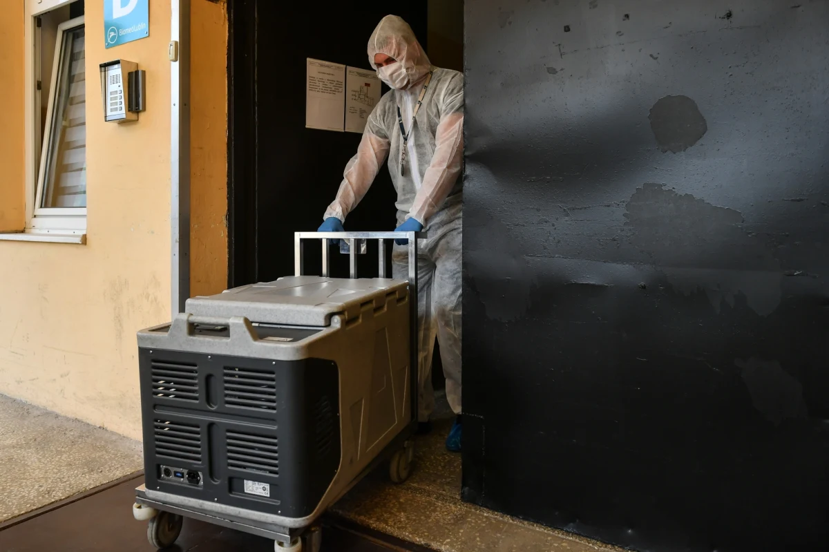 "Miniony tydzień to zdecydowany wzrost zgłaszalności dawców - ozdrowieńców" - mówi RMF FM Bartosz Szutkiewicz z Regionalnego Centrum Krwiodawstwa i Krwiolecznictwa w Polsce. Ośrodek bada próbki pobrane od ozdrowieńców z całego kraju. W RMF FM od kilku tygodni - w ślad za lekarzami - regularnie apelujemy do osób, które były zakażone koronawirusem o oddawania osocza. Pomaga ono w leczeniu chorych na Covid-19. 