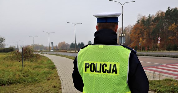 Blisko 3 promile alkoholu w organizmie miał 56-letni mieszkaniec Suchedniowa (Świętokrzyskie), który zaparkował samochód na drodze ekspresowej S7. Sam natomiast zasnął w rowie. 