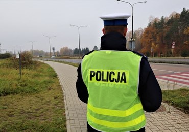 Mężczyzna zaparkował samochód na S7 i pijany zasnął w rowie