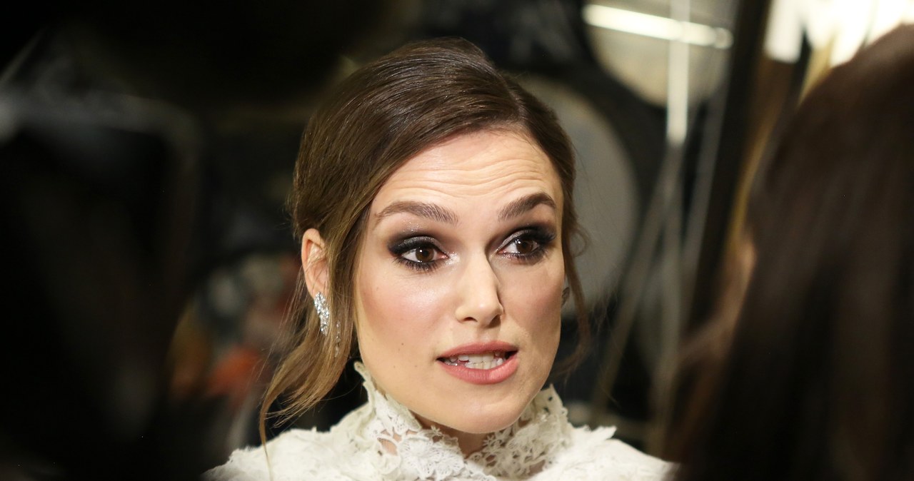 Keira Knightley wystąpiła niedawno w dramacie "Niepokorna miss". Opowiada on o słynnym proteście Ruchu Wyzwolenia Kobiet, który zakłócił finałową galę konkursu Miss World w 1970 roku. W najnowszym wywiadzie brytyjska aktorka wypowiedziała się na temat uprzedmiotowienia i dyskryminacji kobiet. "To, jak wyglądasz, jest ważniejsze niż to, co masz do powiedzenia. Tak wciąż wygląda nasz świat" - stwierdziła gwiazda.