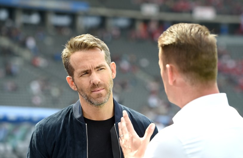 Znani hollywoodzcy aktorzy Ryan Reynolds i Rob McElhenney oficjalnie złożyli ofertę kupna walijskiego klubu piłkarskiego Wrexham. Teraz Kanadyjczyk i Amerykanin próbują przekonać do transakcji kibiców, którzy są właścicielami tej amatorskiej obecnie drużyny.

