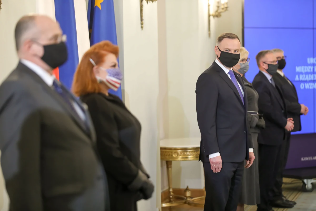 Prezydent Andrzej Duda ratyfikował polsko-amerykańską umowę o wzmocnionej współpracy obronnej. "Umowa z USA to przede wszystkim gwarancja bezpieczeństwa dla Polski i dla tej części Europy" - przyznał podczas podpisywania dokumentu Andrzej Duda. Akt prawny skupia się na dalszym zwiększeniu liczebności wojsk Stanów Zjednoczonych stacjonujących w Polsce oraz ustanowieniu nowych ram prawnych obecności amerykańskich żołnierzy w naszym kraju. 