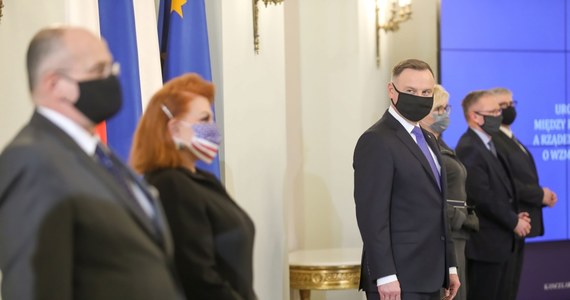 Prezydent Andrzej Duda ratyfikował polsko-amerykańską umowę o wzmocnionej współpracy obronnej. "Umowa z USA to przede wszystkim gwarancja bezpieczeństwa dla Polski i dla tej części Europy" - przyznał podczas podpisywania dokumentu Andrzej Duda. Akt prawny skupia się na dalszym zwiększeniu liczebności wojsk Stanów Zjednoczonych stacjonujących w Polsce oraz ustanowieniu nowych ram prawnych obecności amerykańskich żołnierzy w naszym kraju. 