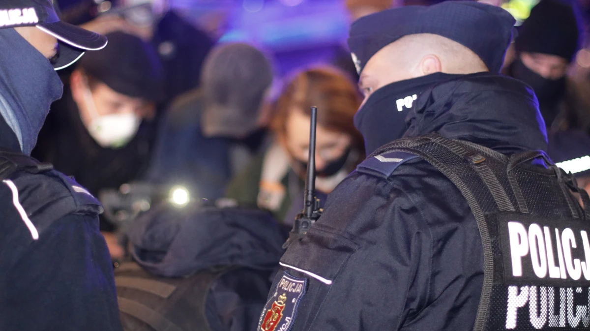 Niespokojnie było na proteście przeciw ministrowi edukacji i nauki Przemysławowi Czarnkowi w Warszawie: policja siłą usunęła z jezdni kilkoro demonstrantów blokujących al. Szucha. Protestujący domagali się dymisji Przemysława Czarnka.