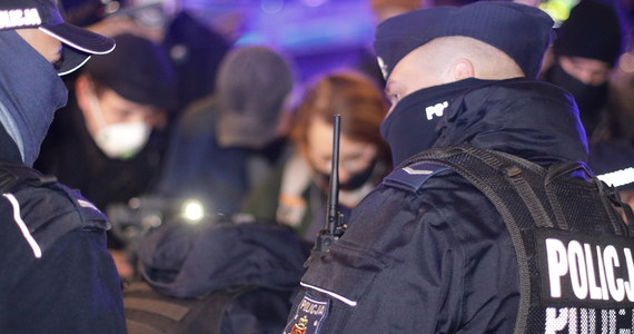 Niespokojnie było na proteście przeciw ministrowi edukacji i nauki Przemysławowi Czarnkowi w Warszawie: policja siłą usunęła z jezdni kilkoro demonstrantów blokujących al. Szucha. Protestujący domagali się dymisji Przemysława Czarnka.