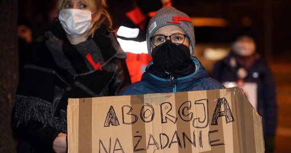 W największych miastach Polski lokalne grupy Strajku Kobiet zorganizowały kolejne protesty. Demonstracje odbyły się m.in. w Poznaniu, Krakowie, Łodzi, Katowicach i Trójmieście. Są one pokłosiem wyroku Trybunału Konstytucyjnego ws. aborcji.