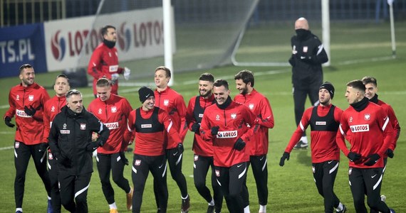 "Gramy teraz z głównymi faworytami w grupie, czyli z Włochami i Holendrami. Futbol lubi niespodzianki. Mam nadzieję, że będziemy w stanie pokusić się o taką" – tak o zbliżających się meczach Polaków w Lidze Narodów mówił na poniedziałkowej konferencji prasowej selekcjoner Jerzy Brzęczek. Zapowiedział również, że w środowym towarzyskim spotkaniu z Ukrainą w Chorzowie pozwoli odpocząć kilku piłkarzom, m.in. Robertowi Lewandowskiemu. Wspomniał także o wprowadzaniu do drużyny młodych zawodników: "Myślę, że ta mieszanka doświadczenia i rutyny z wkraczającą szerokim wachlarzem do reprezentacji młodością dodaje nam pewnej nieobliczalności".