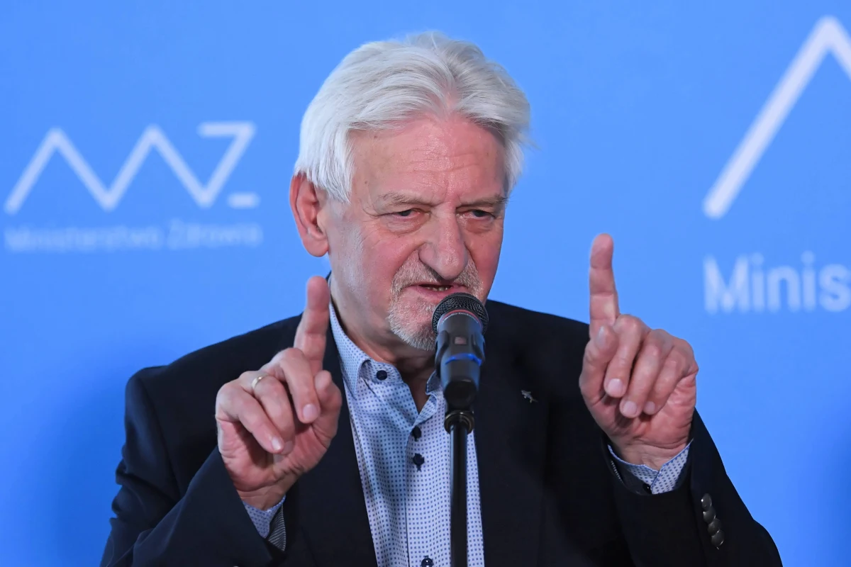 "Jeżeli liczba nowo zdiagnozowanych zacznie przekraczać 30 tys., zdecydowanie tak" - stwierdził w rozmowie z "Rzeczpospolitą" prof. Andrzej Horban pytany o to, czy konieczne będzie wprowadzenie w Polsce lockdownu. "Musimy zakazać ludziom wychodzenia z domu bez powodu, jedynie do pracy w zawodach, które są niezbędne do funkcjonowania kraju. Wszystko inne należy zamknąć na miesiąc" - tłumaczył główny doradca premiera ds. Covid-19. Jak ocenił, już teraz powinny zostać zamknięte kościoły.