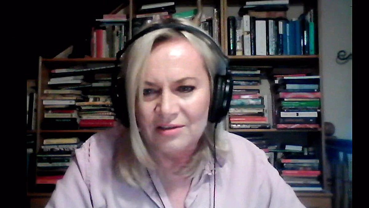 „Tak naprawdę to nauka online przypomina seans spirytystyczny. Zaczyna się od nawoływania, czyli od wybudzenia zaspanych dusz. Te dusze przychodzą wolno, więc trzeba je jeszcze kontrolować czy one są na pewno, czy znowu nie poszły w objęcia Morfeusza. Dalej jeszcze gorzej, jeszcze trudniej, bo trzeba jakąś dramaturgię wprowadzić na lekcji, żeby ich znowu nie pogubić” – opowiadała o nauce zdalnej w Porannej rozmowie w RMF FM nauczycielka języka polskiego Aleksandra Radecka. 