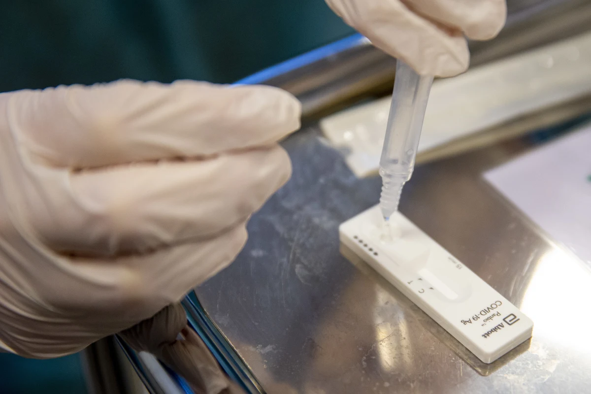 Przeprowadzone w weekend wśród ponad 2 mln osób na dużej części Słowacji testy na obecność koronawirusa ujawniły 13 509 zakażonych - poinformował w poniedziałek minister obrony Jaroslav Nad’. Stanowi to 0,66 proc. badanych. Testy przed tygodniem w tych samych powiatach przyniosły 1,47 proc. pozytywnych testów.