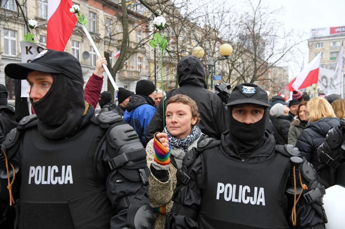 Około 3 tysięcy policjantów będzie 11 listopada zabezpieczać Warszawę w związku z obchodami Święta Niepodległości. Główne siły szykowane są na demonstrację środowisk narodowych, które zapowiedziały, że w związku z zakazem marszu, przejadą samochodami ulicami stolicy. 