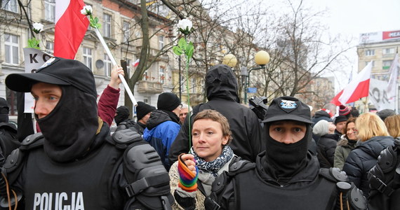 Około 3 tysięcy policjantów będzie 11 listopada zabezpieczać Warszawę w związku z obchodami Święta Niepodległości. Główne siły szykowane są na demonstrację środowisk narodowych, które zapowiedziały, że w związku z zakazem marszu, przejadą samochodami ulicami stolicy. 