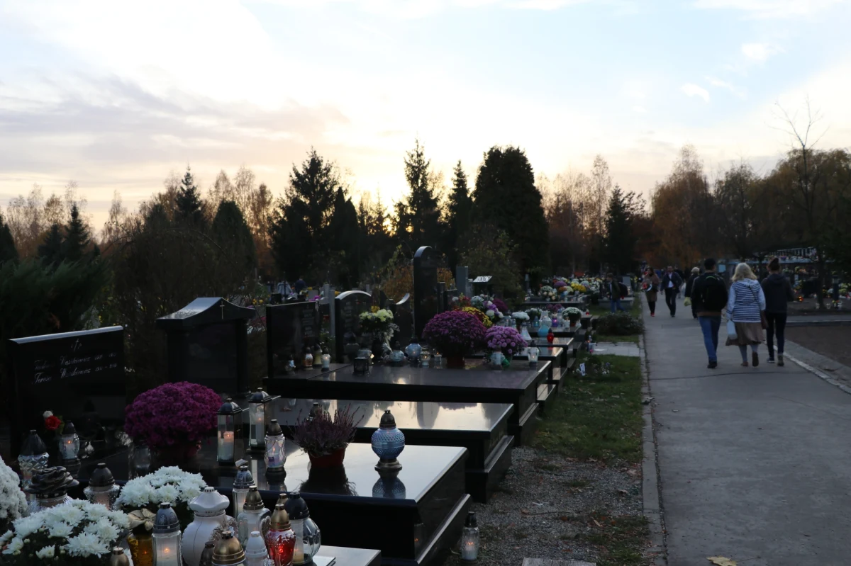 Ciała osób, które zmarły na Covid-19 są specjalnie zabezpieczane przed pogrzebem m.in. przez dokładną dezynfekcję. Rekomendacje w tej sprawie znalazły się w rozporządzeniu resortu zdrowia dotyczące takich pochówków.