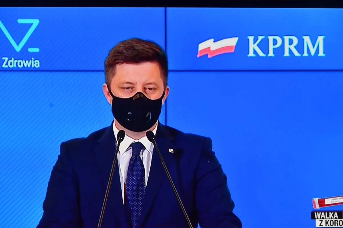 Ograniczenia związane m.in. z mobilnością – takie kroki zapowiada szef KPRM Michał Dworczyk w razie wprowadzenia narodowej kwarantanny. Jak dodaje jednak, „jeśli będziemy przestrzegać dyscypliny narzuconej przez ograniczenia antycovidowe jest szansa na ograniczenie transmisji wirusa i narodowej kwarantanny nie będzie”.