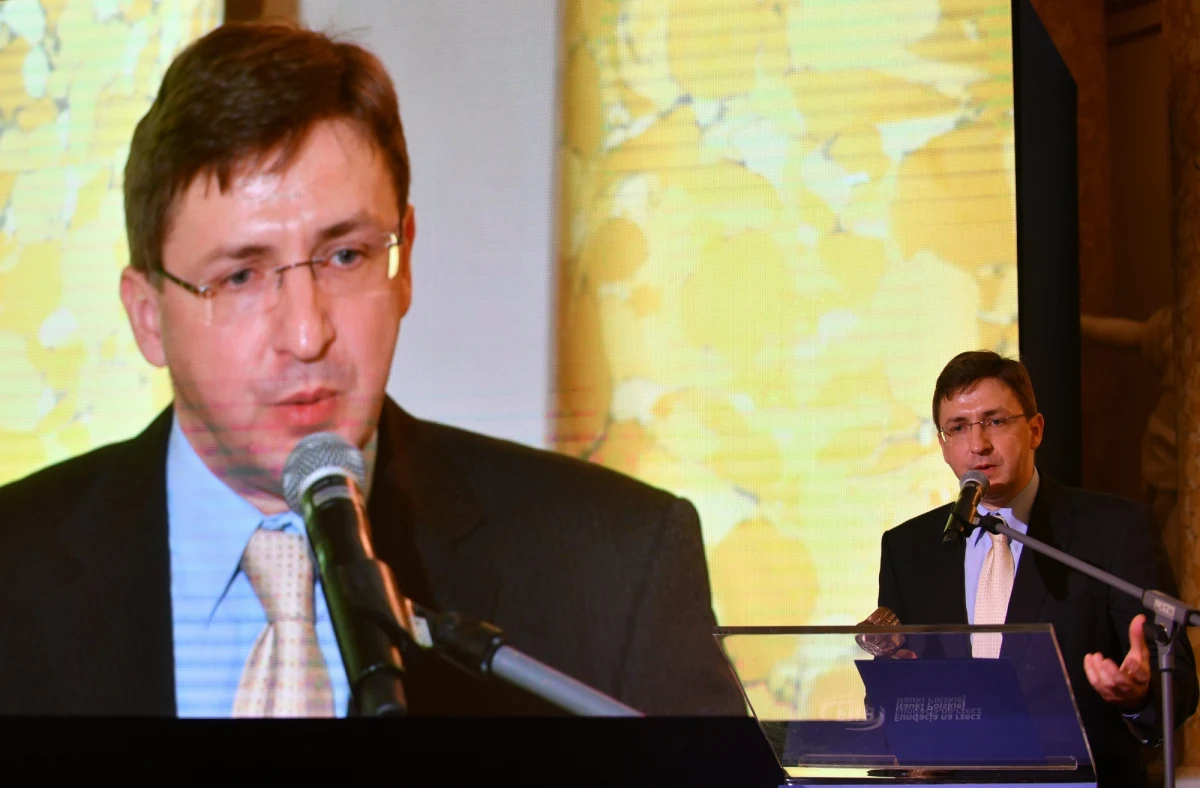 „Odporność stadna jest tym bardziej prawdopodobna do osiągniecia, im więcej z nas się zaczepi. Dla większości szczepionek uważa się, że jest to nawet 90 proc. populacji” – mówił w Popołudniowej rozmowie w RMF FM  prof. Piotr Trzonkowski, immunolog, kierownik Katedry i Zakładu Immunologii Medycznej Gdańskiego Uniwersytetu Medycznego. Jak dodał gość Marcina Zaborskiego, nie sądzi, żeby szczepionka na Covid-19 miała być obowiązkowa w Polsce, ale jego zdaniem – wszyscy powinni się zaczepić w poczuciu odpowiedzialności. 