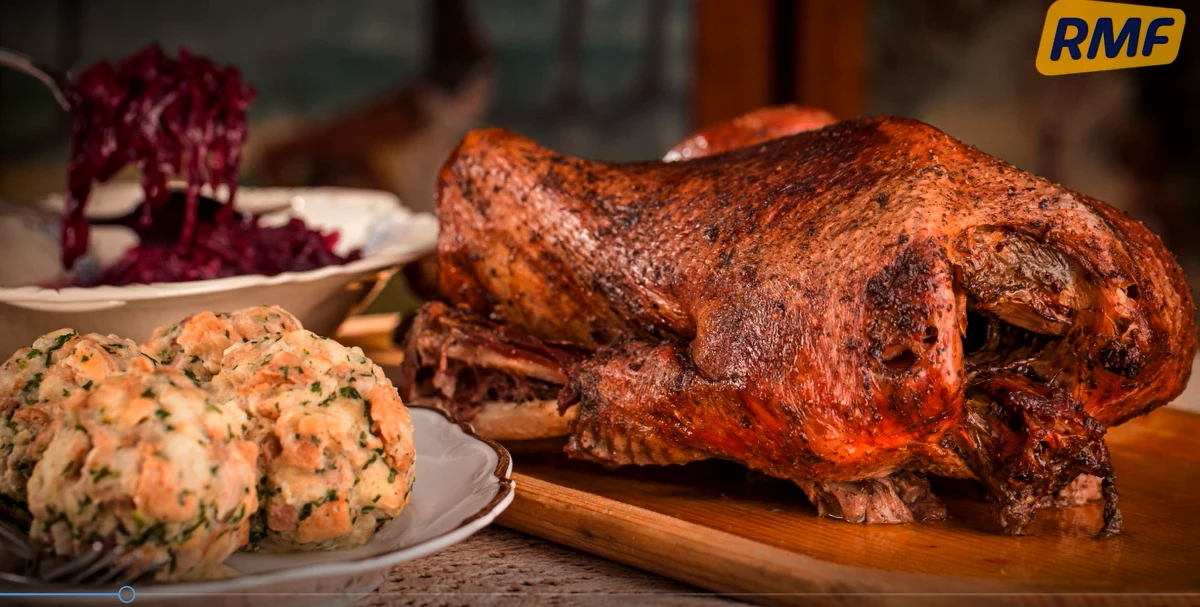 Było biednie i skromnie - tak w dużym skrócie wyglądała kuchnia w Polsce w dniu odzyskania niepodległości w 1918 roku. Posiłki były niewyszukane, składające się z kilku składników. Praktycznie nie było mięsa, oprócz drobiu, na który mogli sobie pozwolić tylko dobrze sytuowani mieszkańcy.