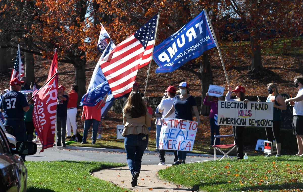 Zwyciężymy, robimy duży postęp - zapewnił we wtorek na Twitterze prezydent Donald Trump. Jego obóz składa wyborcze pozwy; większość mediów, bazując na niemal wszystkich przeliczonych głosach, przyznała wygraną w wyborach prezydenckich Demokracie Joe Bidenowi.
