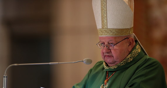 Kilkaset osób protestowało w Krakowie przeciwko kardynałowi Stanisławowi Dziwiszowi. Po godz. 19 demonstranci zebrali się przed siedzibą krakowskiej kurii przy ul. Franciszkańskiej. Później przeszli na pobliską ul. Kanoniczą. Tam mieszka kard. Dziwisz. Protest to reakcja na reportaż Marcina Gutowskiego "Don Stanislao. Druga twarz kardynała Dziwisza", wyemitowanego w poniedziałek przez TVN24.