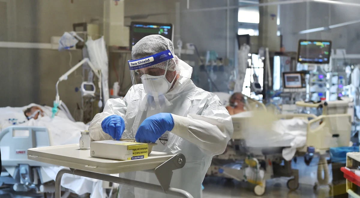 "Abyśmy mogli zmniejszyć rozprzestrzenianie się wirusa, opanować muszą się ci, którzy nadal się bawią" — ocenił prof. Włodzimierz Gut. Przyznał, że obecnie choruje wielu młodych ludzi, co sugeruje, że dla pewnych grup, np. studentów, nauka zdalna jest przedłużeniem wakacji. Zdradził też, dlaczego jego zdaniem bardzo ważny będzie piątkowy raport Ministerstwa Zdrowia dotyczący zakażeń.