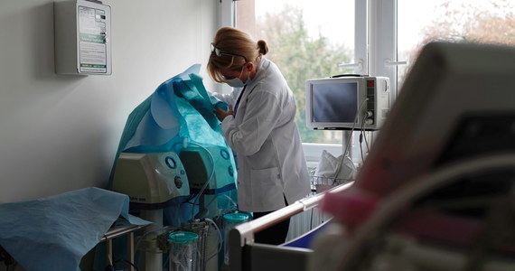 Ministerstwo Zdrowia podało informację o 25 221 nowych zakażeniach koronawirusem w Polsce. Zmarło 430 osób. Łącznie od początku epidemii zanotowano 618 813 przypadków oraz 8 805 zgonów. 