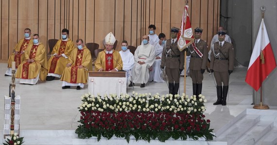 "Obecnie dostrzegamy pogłębianie się procesu utraty zmysłu historycznego. Często impulsem gwałtownych wystąpień są emocje: złość i gniew, które owszem – dodają sił, ale bywa, że nierzadko odbierają rozsądek" - mówił biskup polowy Wojska Polskiego gen. bryg. Józef Guzdek w czasie uroczystej mszy w intencji ojczyzny w Świątyni Opatrzności Bożej w Warszawie. "Wielu ludzi, zwłaszcza młodych, w imię niczym nieskrępowanej wolności, chce budować przyszłość lekceważąc i odrzucając osiągnięcia poprzednich pokoleń. Pragną zerwać z tym wszystkim, co było wartością dla ich rodziców i dziadków" - ocenił.