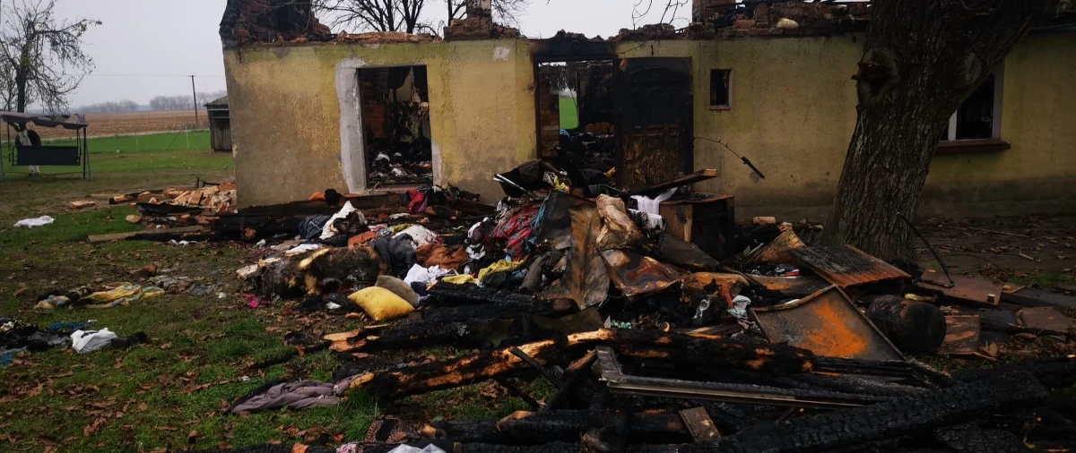 Z domu pani Anity i pana Pawła w Podstolicach koło Chodzieży w Wielkopolsce została jedynie sterta gruzu. Blisko 200-letni budynek, w którym mieszkali z trójką dzieci, z których najmłodsze ma 2,5 roku – spłonął doszczętnie w miniony weekend. Jedna z córek pary, cudem uniknęła śmierci w płomieniach. Kiedy strażacy zakończyli akcję gaśniczą, od razu było wiadomo, że z ich dobytku nie zostało nic. W okolicznych wsiach ruszyła pełna mobilizacja, by wesprzeć pogorzelców. Ubrania i rzeczy pierwszej potrzeby to jednak nie wszystko. Dom nie był ubezpieczony, poszkodowani nie mają oszczędności sami nie odzyskają więc dachu nad głową. 