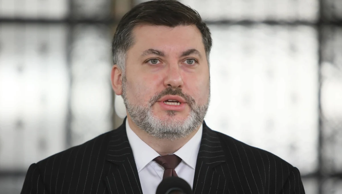 ​Poseł Konfederacji Artur Dziambor, który jest zakażony koronawirusem, trafił do szpitala. Partyjni koledzy mówią jednak, że jego stan jest już nieco lepszy.