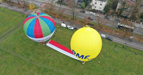 W nietypowy sposób Święto Niepodległości uczczono w Krakowie! Nad Błoniami przeleciały dwa balony z ogromną biało-czerwoną flagą.