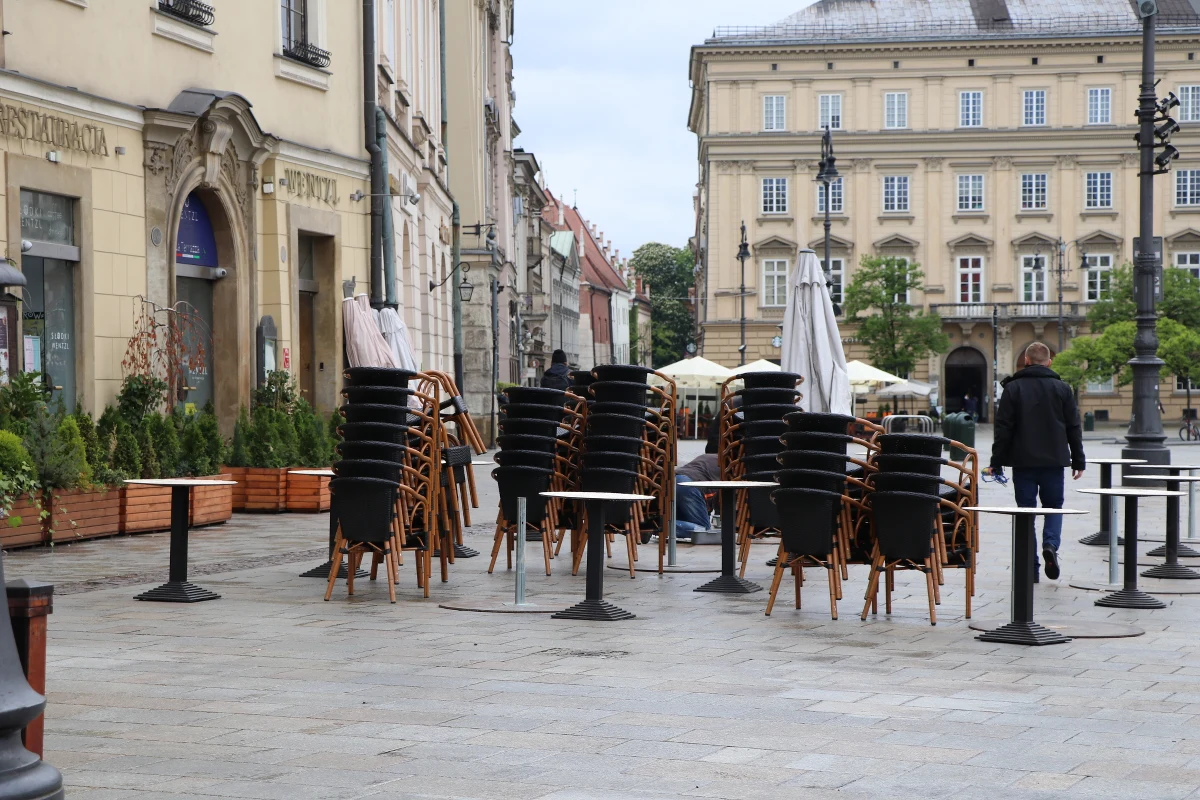 Ponowne otwarcie restauracji, siłowni i hoteli niesie ze sobą największe ryzyko rozprzestrzeniania się koronawirusa - do takich wniosków doszli naukowcy z Uniwersytetu Stanforda i Uniwersytetu Północno-Zachodniego w Evanston w badaniu opublikowanym w magazynie "Nature".