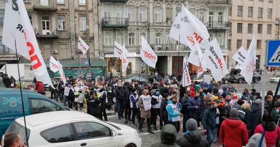 W związku z rozprzestrzenianiem się koronawirusa ukraiński rząd zdecydował o wprowadzeniu w kraju weekendowego lockdownu. Wstępnie ma trwać do końca listopada. Gospodarka Ukrainy nie wytrzyma całkowitego zamknięcia - oznajmił premier Denys Szmyhal.